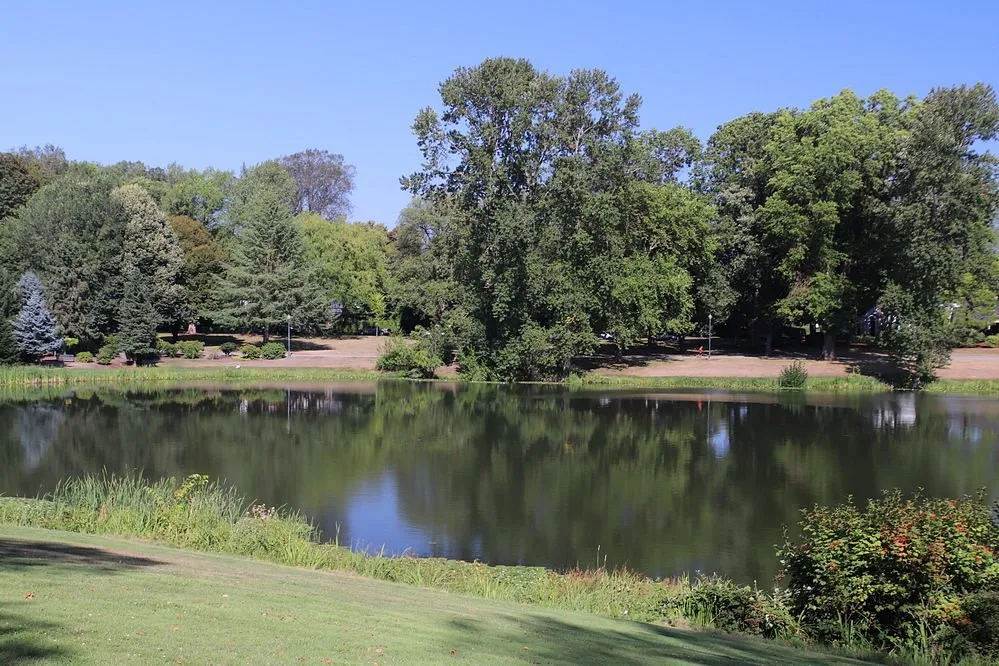 Scenic view across the west side of Lake Sacajawea Park